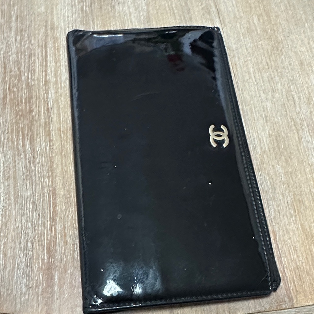 CHANEL Black Patent Leather Continental Wallet with Gold CC Emblem - Picture 9 of 11